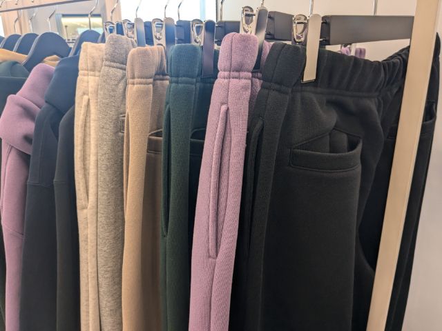 ラックにかけられたヘビーウェイトスウェットワイドイージーパンツ