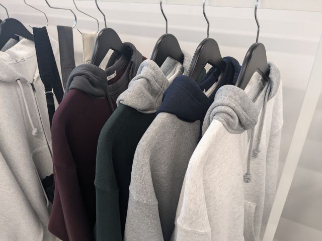 ラックにかけられたヘビーウェイトスウェットパーカー