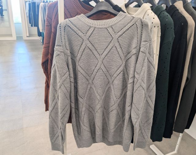 透かし編みニットクルーネックセーター