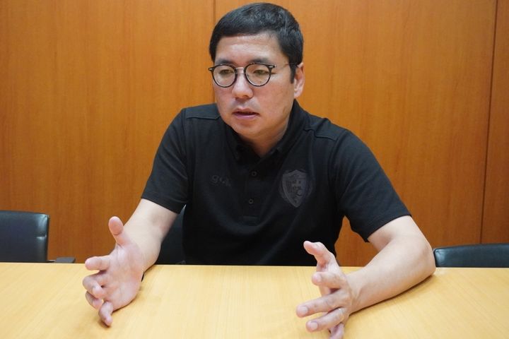 【インタビュー】なぜ南葛SCは名将風間八宏監督を招へいできたのか。岩本義弘GMが経緯を明かす