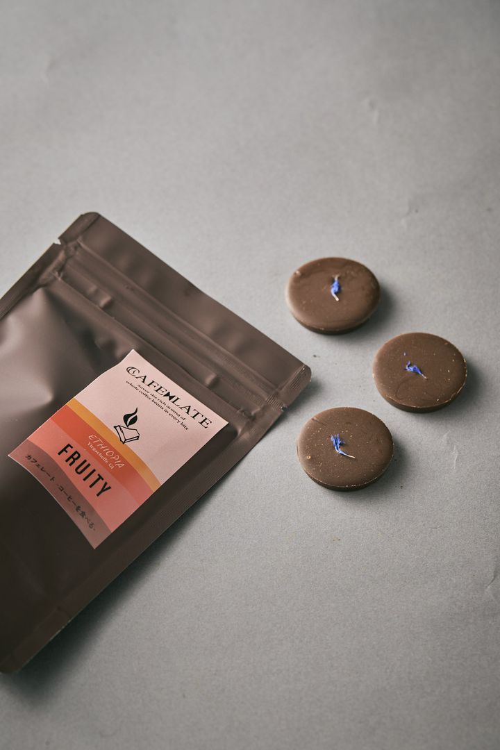 「フルーティ」5枚入り ¥1,280。エチオピアの標高2,000m程の高地にあるイルガチャフィ地区で育てられた、高品質なコーヒー豆を使用。浅煎りをメインにブレンドし、フルーティでクリーンな個性が際立つ味わい。