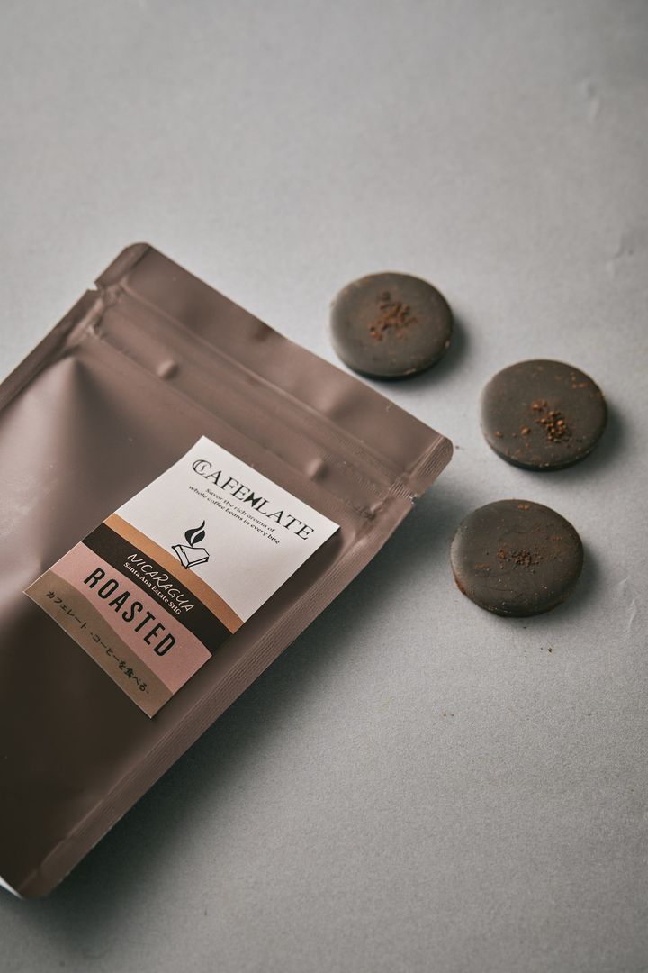 「ローステッド」5枚入り ¥1,280。中央アメリカの国・ニカラグアで90年以上の歴史を持つサンタアナ農園。手摘みで丁寧に収穫された完熟コーヒー豆を、深煎り〜中煎りで焙煎・ブレンド。上質な苦味と複雑な甘みが特徴。