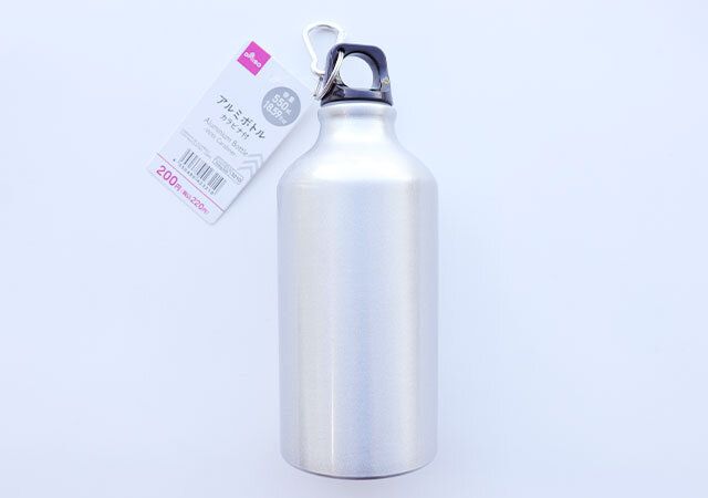 ダイソー アルミボトル（カラビナ付、550mL） パッケージ