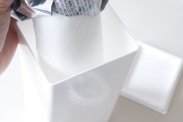 セリアの詰め替え簡単なウェットティッシュケース 縦型スリム