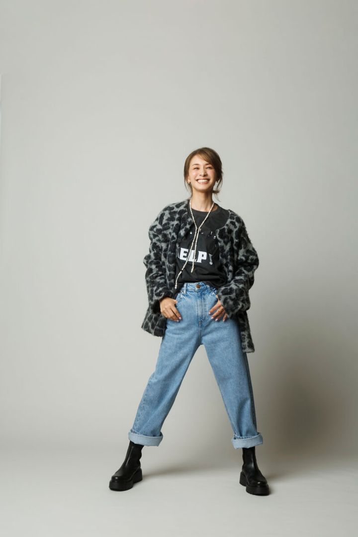 イナトモ×リエスのレオパードカーデとデニムのコーデ