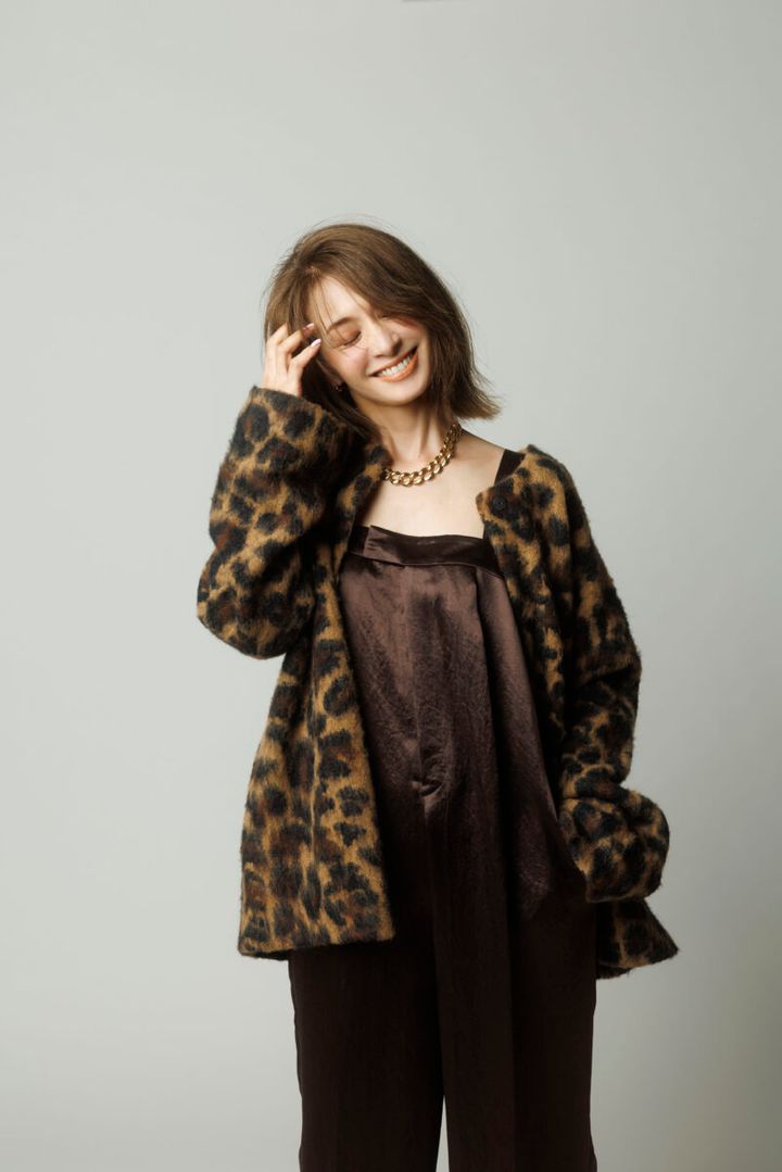イナトモ×リエスのレオパードカーデとサロペットのコーデ