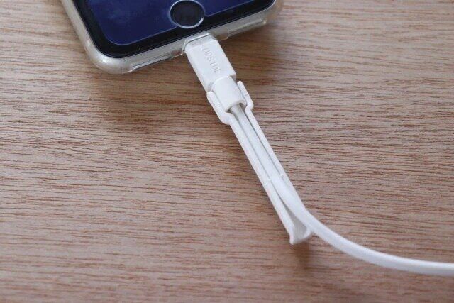 セリア iPhone用スタンド＆断線防止Lightningケーブル50cm 使用例
