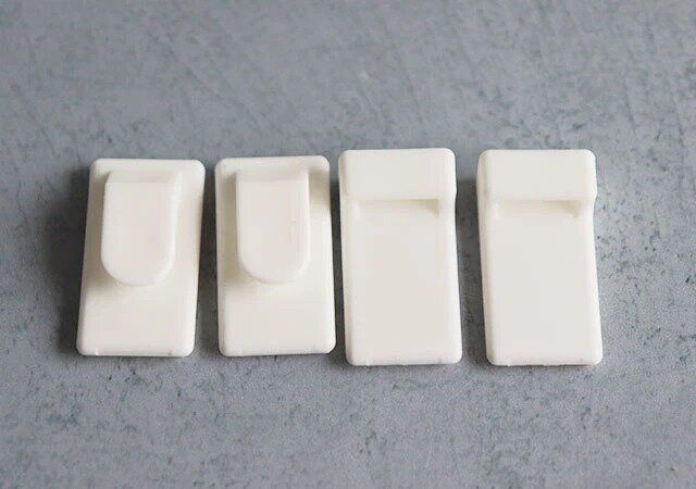 セリア 壁にスッキリ収納できる両面テープフック