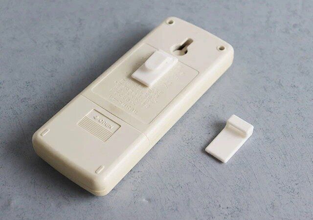 セリア 壁にスッキリ収納できる両面テープフック 使用例