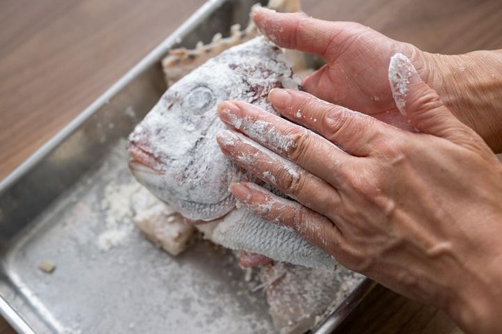 鯛のアラに粉をふる