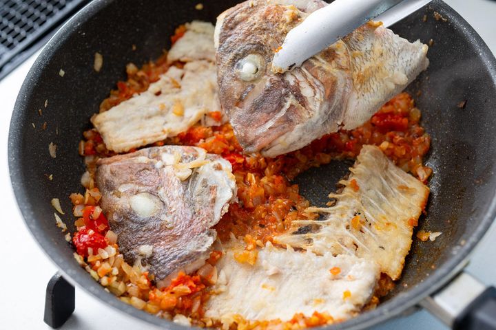 魚のアラを戻し入れる