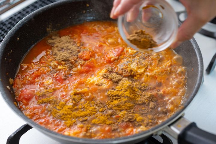 スパイスとオクラを加えて煮こむ