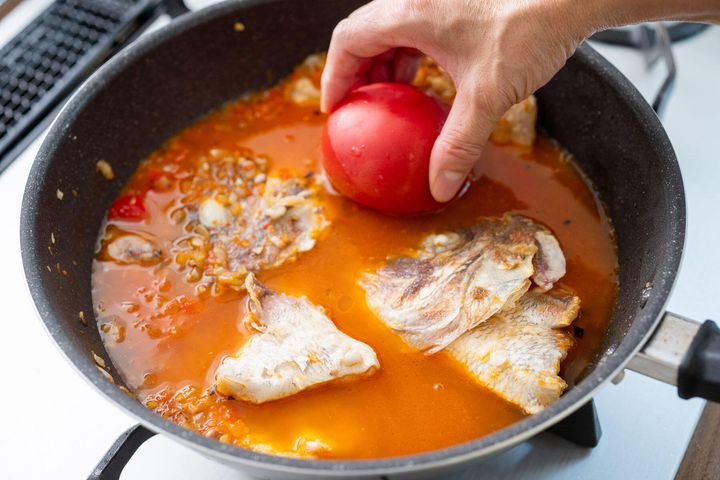 魚のアラを戻し入れる