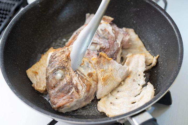 鯛のアラを焼く