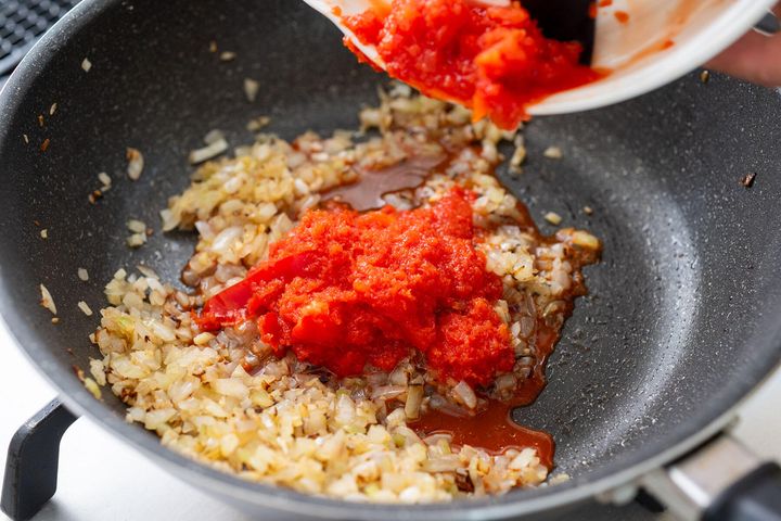 たまねぎとパプリカを炒める