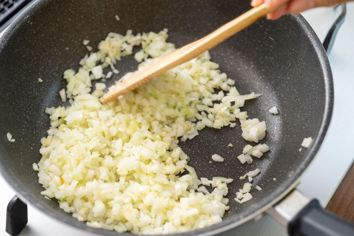 たまねぎとパプリカを炒める