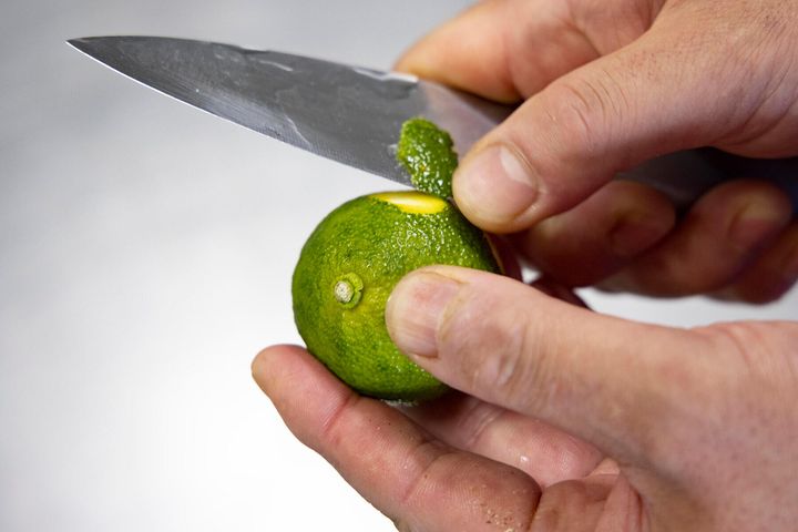ゆずの皮を削る