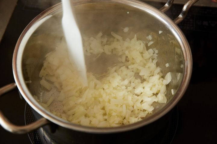 玉ねぎを炒める