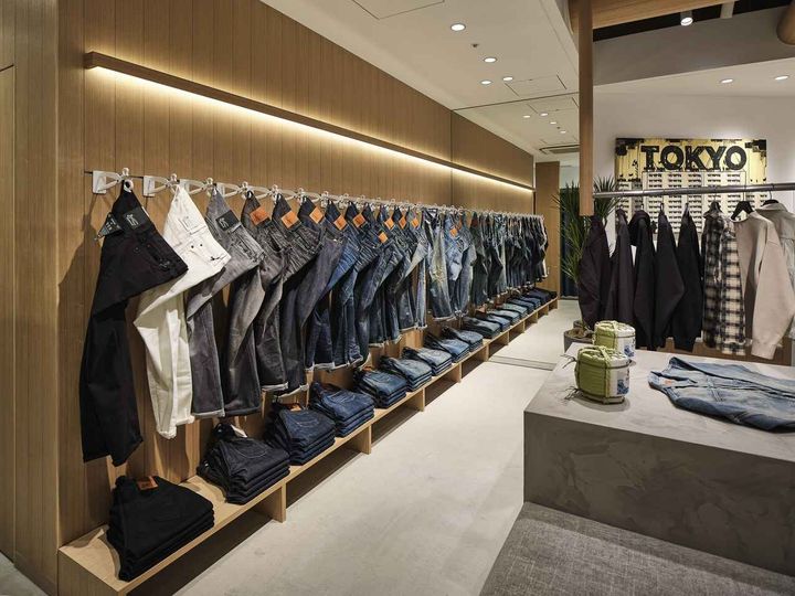 画像: ずらりとデニムが並ぶデニムウォール。 出典：デンハム