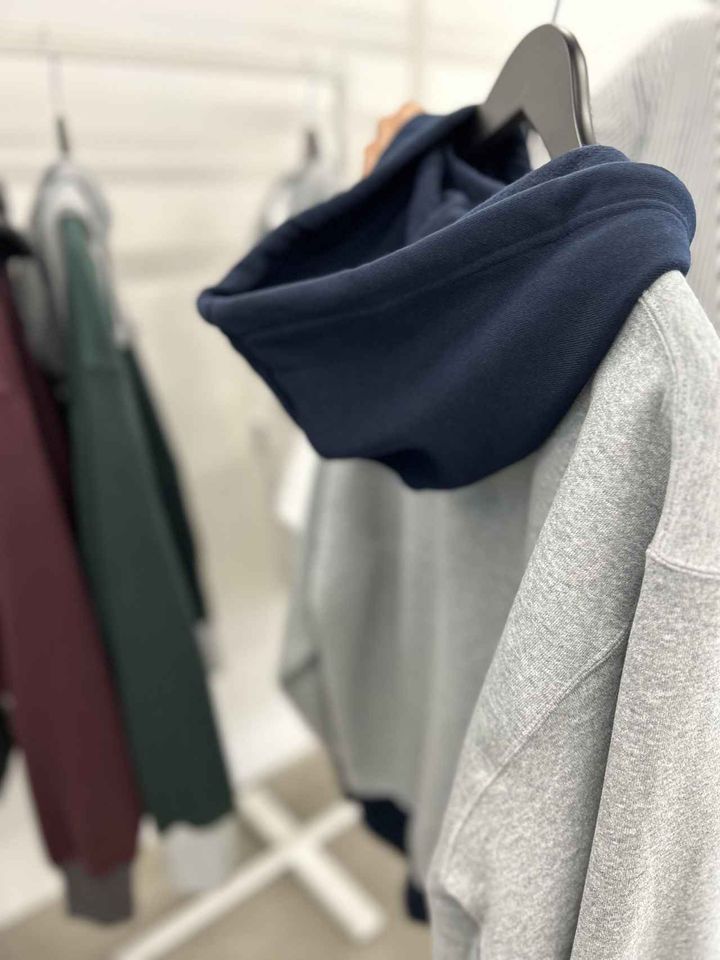 画像2: 【GU】ヘビーウェイトスウェットパーカ(切り替え)NT+E ¥2,990 ※一部店舗およびオンラインストアのみ販売 www.gu-global.com