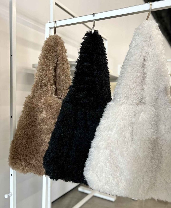 画像: 【GU】ファーリートートバッグ各¥2,290［縦33×横(底)40cm,マチ:6cm,持ち手(立ち上がり):23cm］ www.gu-global.com