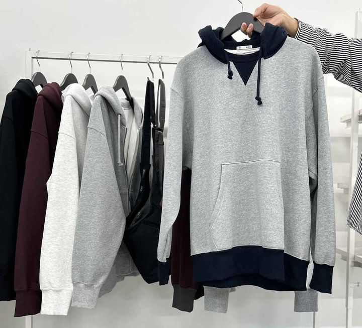 画像1: 【GU】ヘビーウェイトスウェットパーカ(切り替え)NT+E ¥2,990 ※一部店舗およびオンラインストアのみ販売 www.gu-global.com