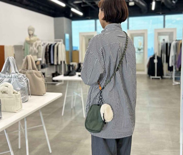 画像: 【GU】コードショルダーポーチ¥1,990 ［ポーチ:[大]縦16×横(底)11cm,マチ:3.5cm,ストラップの長さ:～162cm,[小]縦8.5×横6.5cm,マチ:3cm］ www.gu-global.com