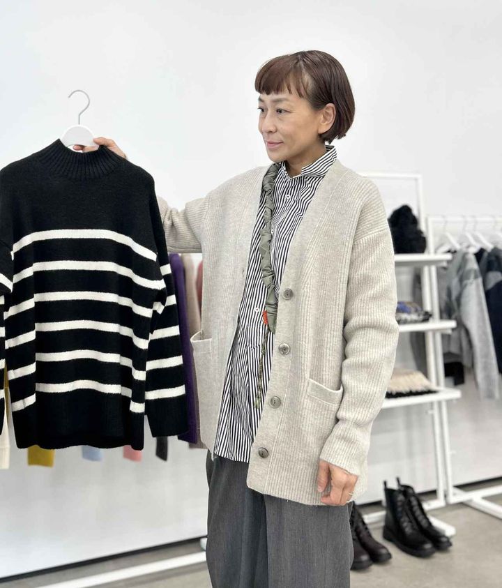 画像: 【GU】パフィータッチオーバーサイズカーディガン¥2,990、パフィータッチボーダーハイネックセーター¥2,290 www.gu-global.com