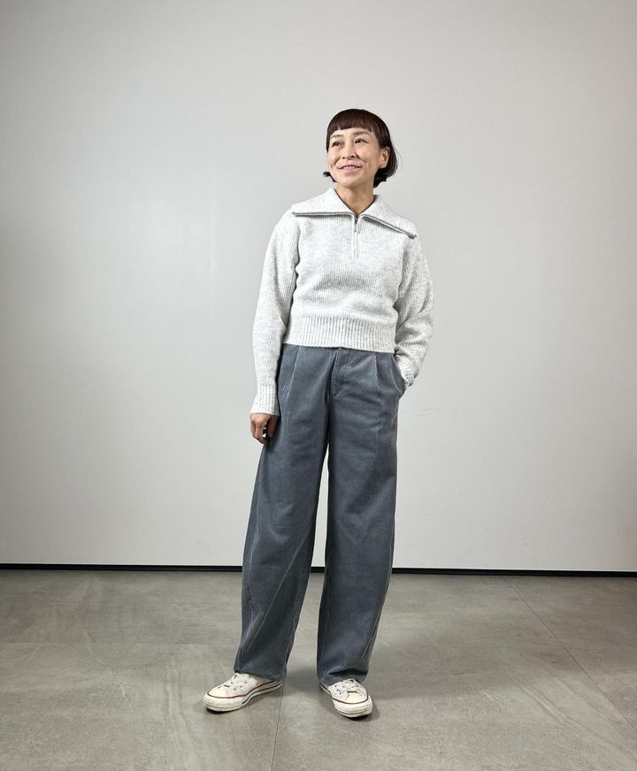 画像: 【GU】コーデュロイバレルレッグパンツ¥2,990、パフィータッチビッグカラーセーター¥2,990 www.gu-global.com