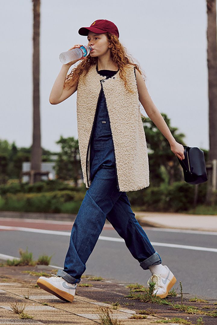 《Hanes》のTシャツは秋も現役！Tシャツ＋ベストのオシャレなコーデ4選