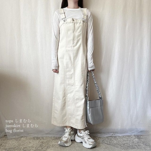 しまむらのホワイトの「シアークルーネックロンT」×ベアトップジャンパースカート
