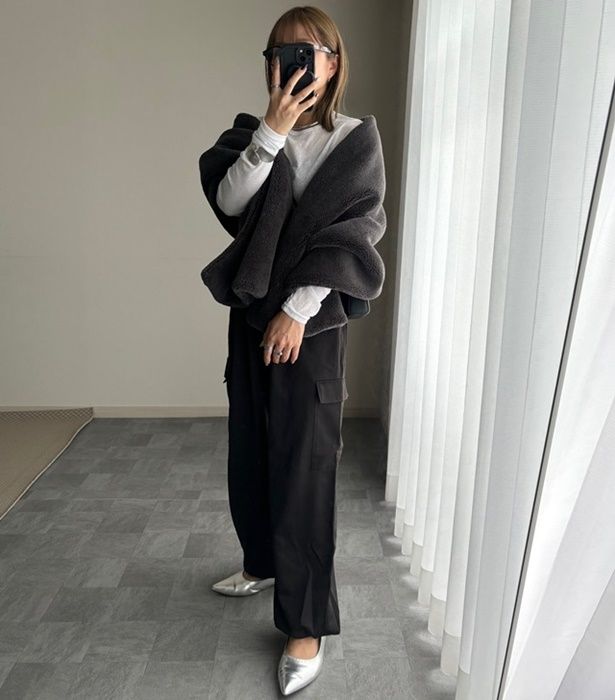 しまむらのホワイトの「シアークルーネックロンT」×カーゴパンツ