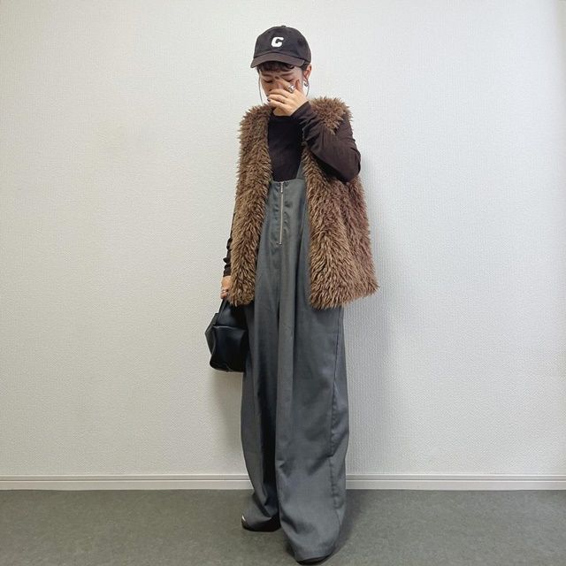 しまむらのブラウンの「シアークルーネックロンT」×フロントジップサロペットパンツ