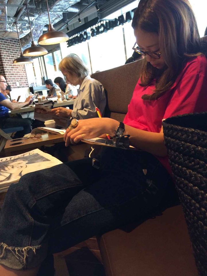 画像: 合間を縫ってカフェでも仕事。 出典：ftn