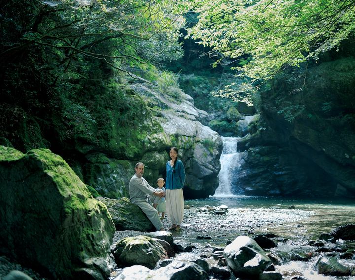 松岡美緒とワーグ、そして2歳の愛息が案内してくれたのは、森の学校みっけの子どもたちも大好きで日常的に通っているという清涼な滝。