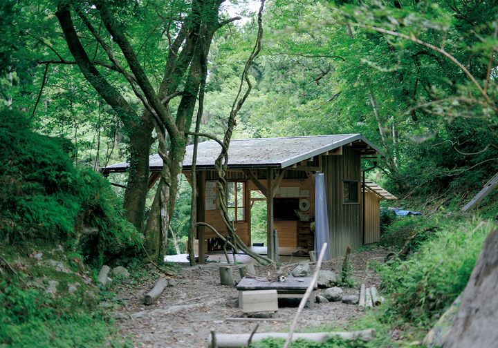 自然と一体となった森の中にある校舎は、地元の人をはじめ、多くの人たちの協力を得て完成した。