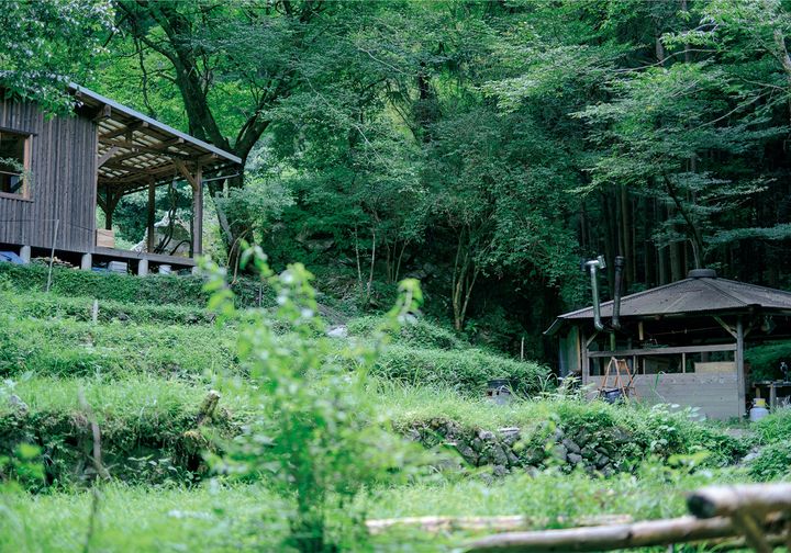 子どもたちが腕を振るうことも多いというキッチン（右下）。屋内にはご飯を炊く大きな釜や、薪が並べられていた。左上は校舎。
