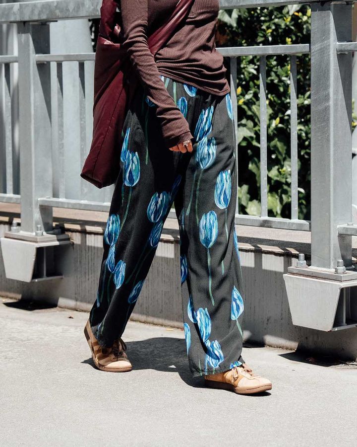 秋トップスと相性のいい“ルーズボトム”スタイル5選。柄やシルエットにこだわりが光る【TOKYO SNAP】