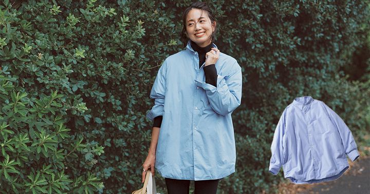 黒のタートルニットとレギンスにダウン入りのブルーシャツを羽織った公園コーデ