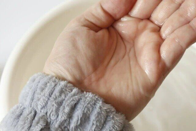 セリア 洗顔用リストバンド 腕に装着