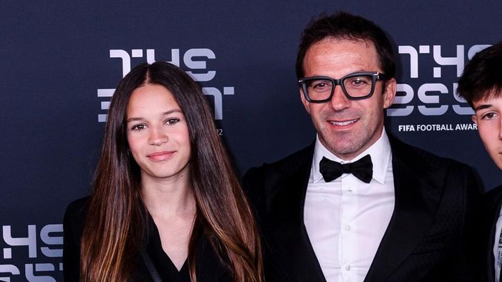 親日の世界的スターの15歳娘が世界的チームと契約！