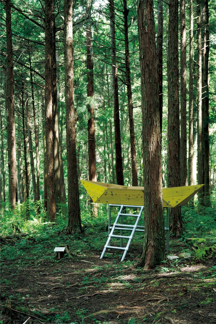 国内外で活動しているアーティストユニット、ポーワングの《森のカヌー》（2021）。