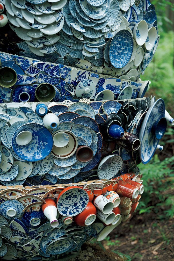 オランダ人アーティストのカリン・ヴァン・デ・モーレンによる、地元の陶器を使用した《神山金継》（2018）。