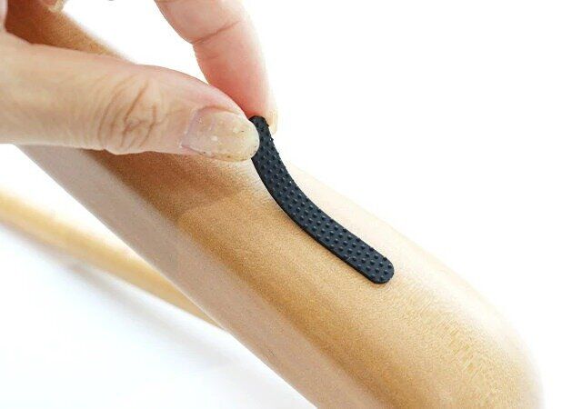 キャンドゥ ハンガーのすべり止めシール ハンガーに貼り付ける