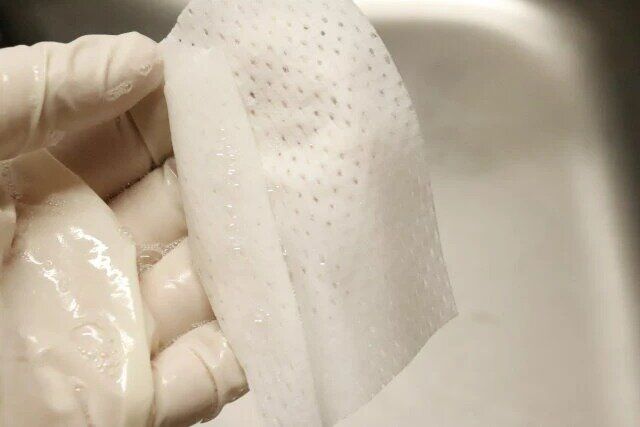 キャンドゥ 泡立つキッチンクロス 水に濡らす