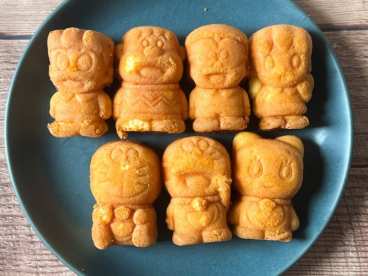 お皿に並んだ「ドラえもん かすてぇ〜ら焼」の中身