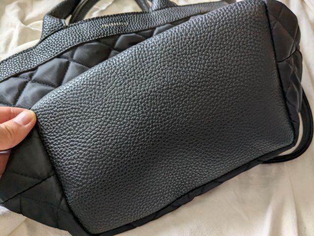 バック底のレザー素材