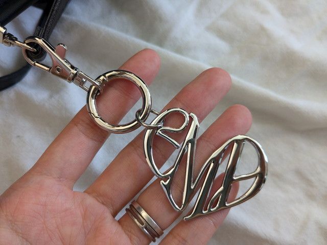 エモダバッグのロゴチャーム