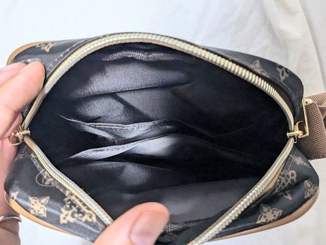 スクエアショルダーバッグの中