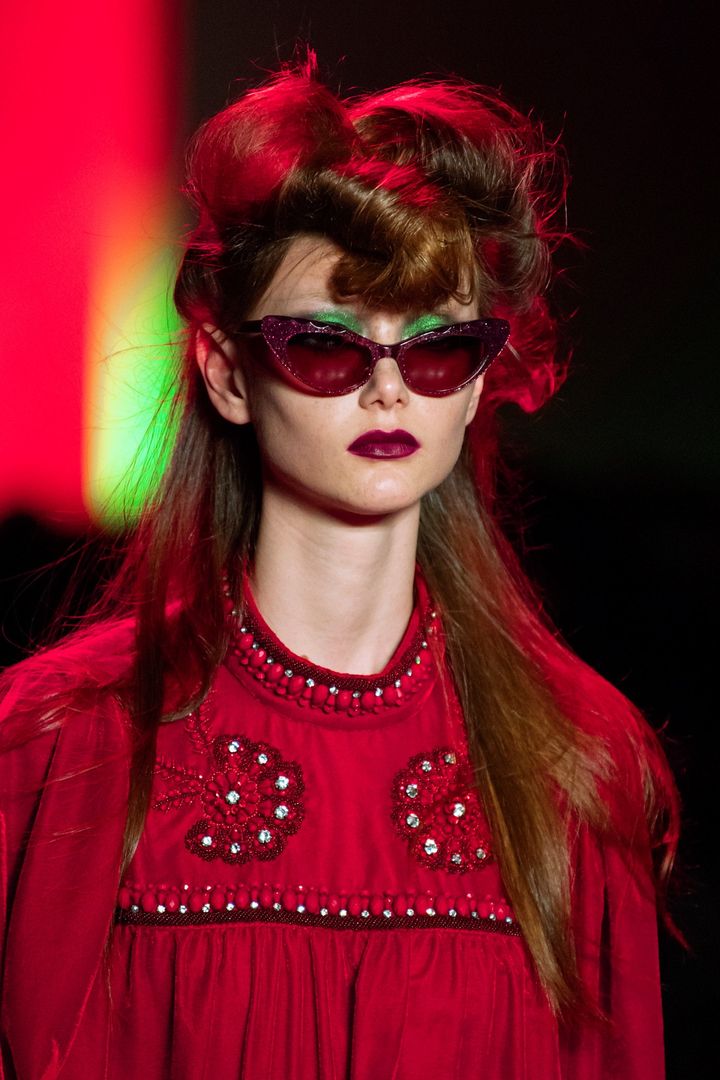 アナ スイ 2020-21年秋冬コレクションより。